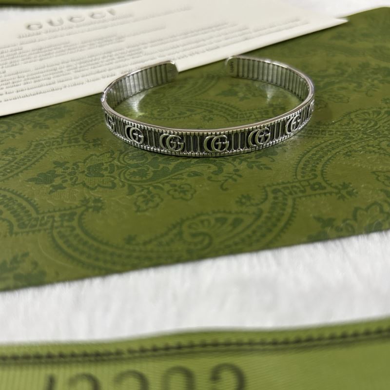 G*u*i bracelets